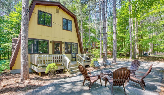 Crystal Mountain Cabin w/Cozy Fireplace!