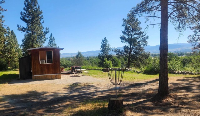 Custom tiny house with an awesome view. Close to Hamilton and Darby in Hamilton