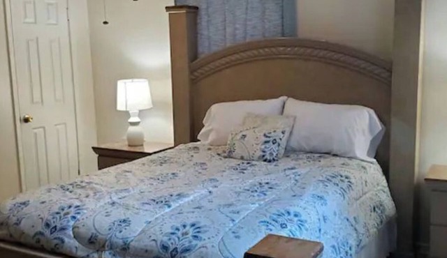 Cute 1 bedroom home, close to Downtown, Beaches and Shopping