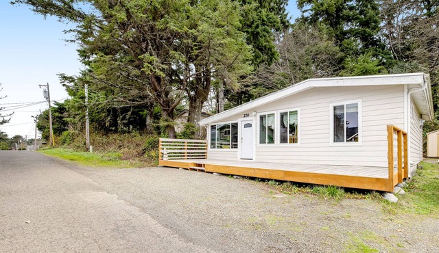 Cute dog-friendly beach cabin with wood-burning fireplace & private hot tub