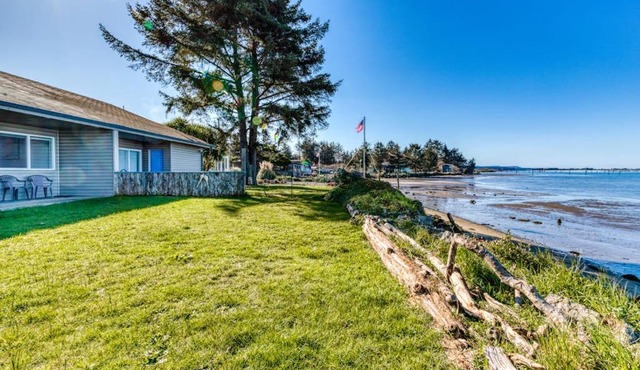 Cute Waterfront Cottage with Private washer&dryer & Wonderful Views of the Bay