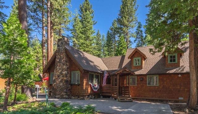 Dancing Cubs Cabin! Hot Tub, Walk to Beach!