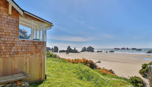 Darling 1930s beach cabin-newly remodeled