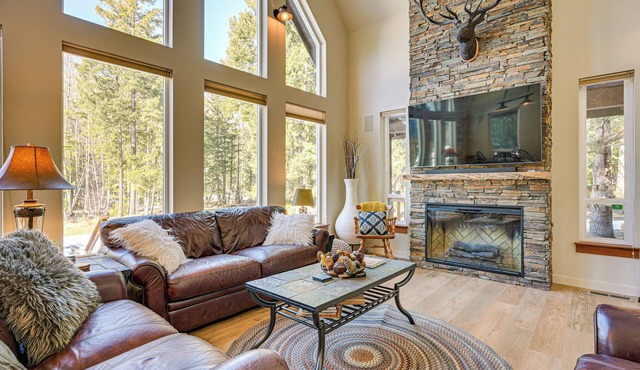 Deck, Hot Tub & Fire Pit: Mtn-View Packwood Cabin