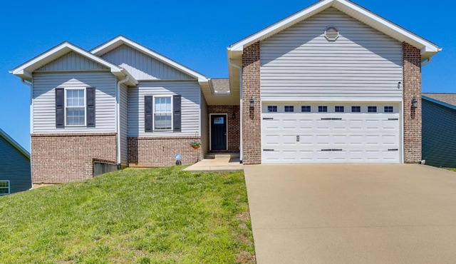 Deck & Large Yard! Family Haven in Cape Girardeau