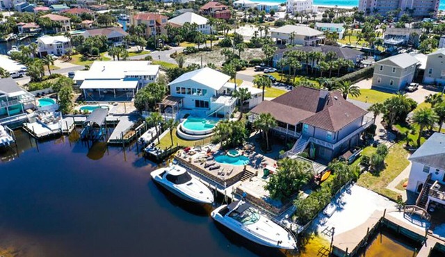 Deep water 100ft dock, shore power! 3 min to beach, pool, jacuzzi!