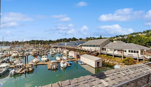 Delightful Harbor Perch Near Town with Shared pool & hot tub & Private Balcony