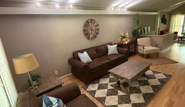 Delightful Westpoint Lakehouse with AC in charming LaGrange