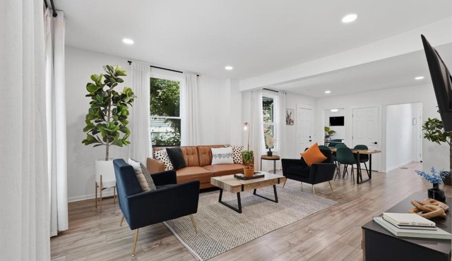 Depot Town 2BR Townhouse - Workspace and Sleep 4