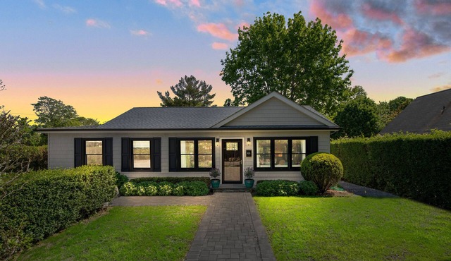 Designer Cottage walking distance Southampton Village
