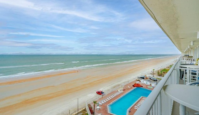 Direct oceanfront view 8th floor, king size bed, largest pool in Daytona Beach !