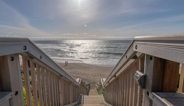 Distinctive Gem of a Beach Cottage has Hot Tub and More in Bella Beach!