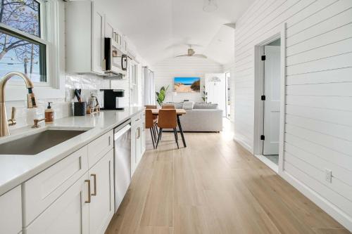 Dockside 2BR - Marina - Dining - Charter Access Unit A