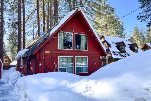 Dog-friendly 2-story cabin with loft fireplace board games & wooded views
