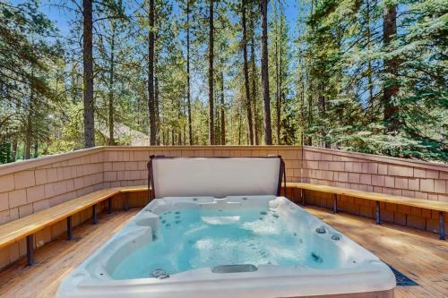 Dog-friendly cabin with pool sauna private hot tub & great deck