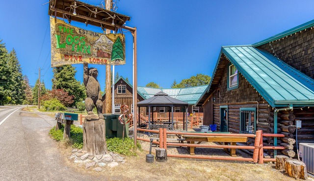 Dog-friendly cabins with partial ACs, courtyard access, mtn/valley views, & WiFi