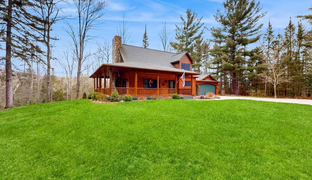 Dog-friendly cabin with a pellet stove, media room, & washer/dryer