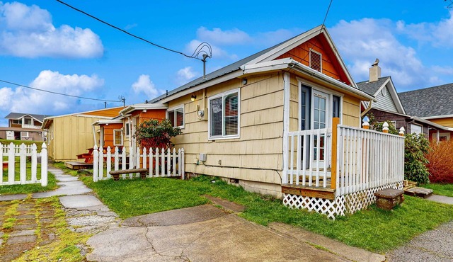 Dog Friendly Coastal Cottage Minutes from Downtown and One Block to Beach