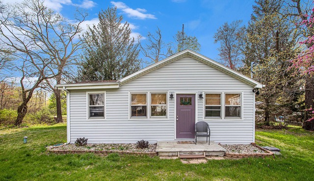 Dog-friendly cottage with a large yard, firepit, grill, & wood-burning fireplace