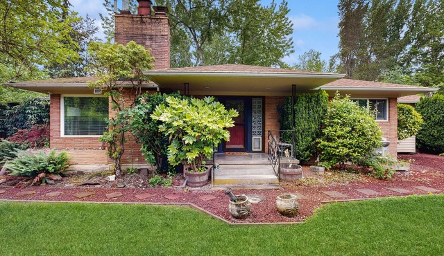 Dog-friendly home on 1/2 acre with creek access, game room & 2 fireplaces