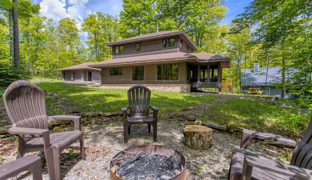 Dog Friendly home near Cave Point County Park!
