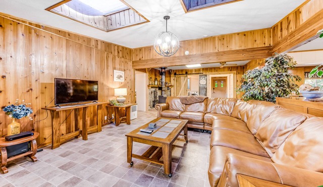 Dog-Friendly Home with Wi-Fi, Peaceful Surroundings, Gorgeous Bay Views