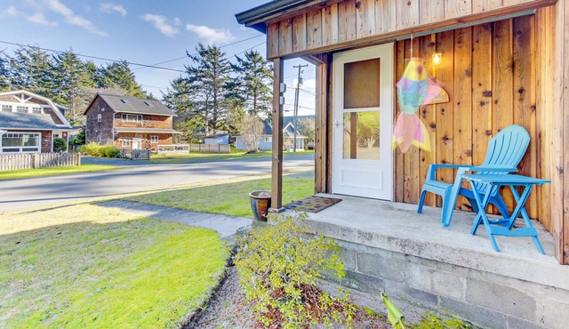 Dog-Friendly House with Entertainment and Yard - Close to Beach and Downtown