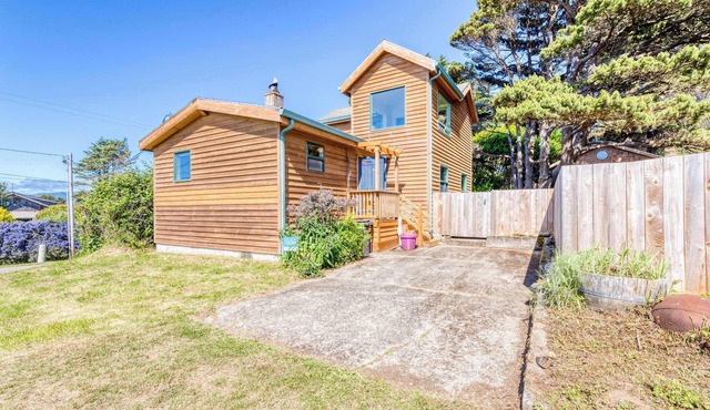 Dog friendly house near beach with hot tub fireplace enclosed yard full kitchen