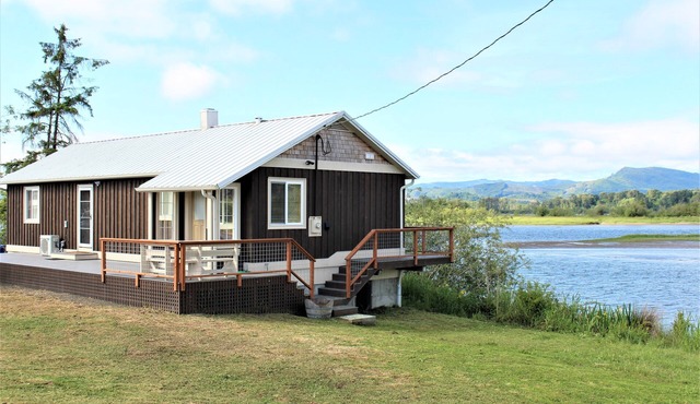Dog Friendly Puget Island Home on the Columbia River. Secure Private Moorage!