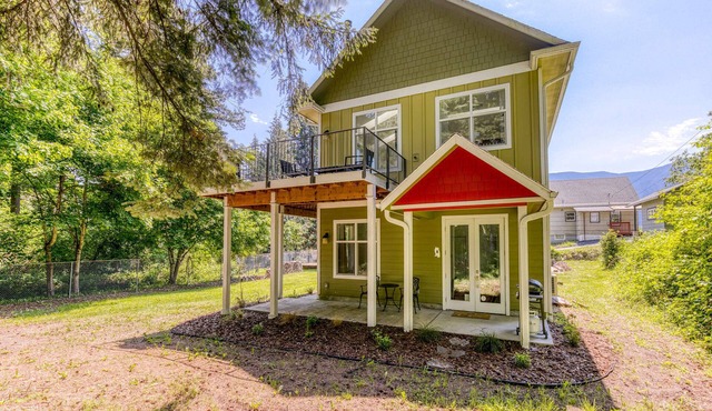 Dog-friendly studio with river view, patio, grill, & shared W&D