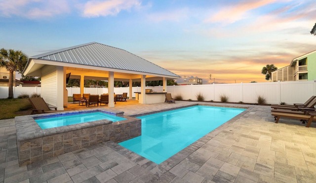 Dog-Friendly PCB Home with Private Pool, Lanai and 7 Bikes| Direct Beach Access