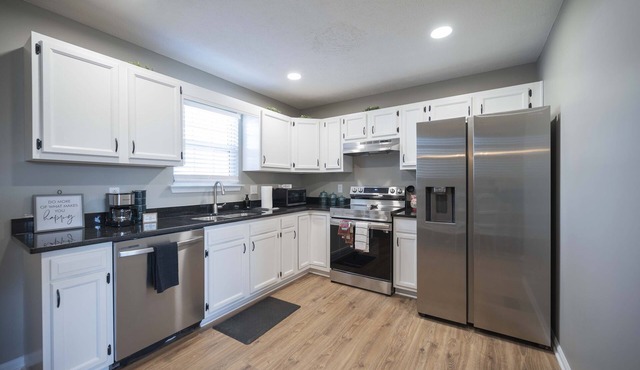 Double Diamond Rentals- Immaculate Home w/Plenty of light