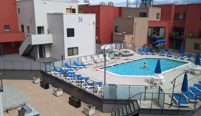Downtown 2 bdrm Condo Steps Away From the Willamette River. Year Round Hot Tub