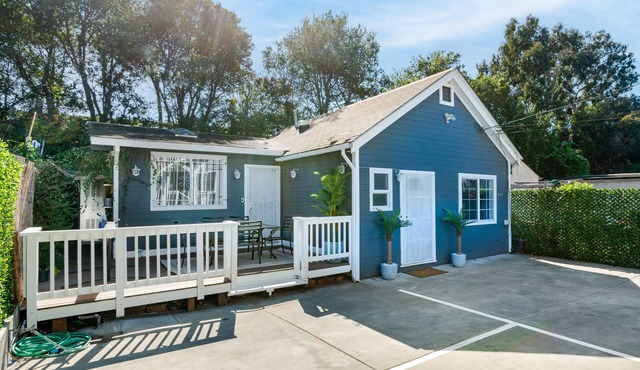 Downtown Cottage, Off-street parking, dog friendly