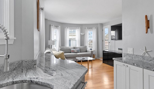 Downtown Newport Luxury on Thames, 2BR, Sleeps 6 - Walk to Everything