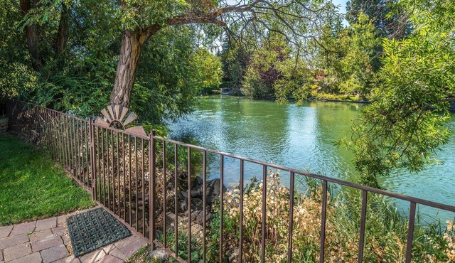 DOWNTOWN RIVERFRONT HOME WITH RIVER ACCESS, BEST LOCATION, 2 PRIMARY BDRMS