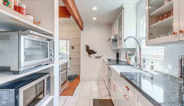 Downtown San Jose Apt w/Deck: 1 Mi to SAP Center!