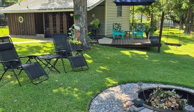 Downtown Studio Cabin | King Bed & Patio in Saint Jo