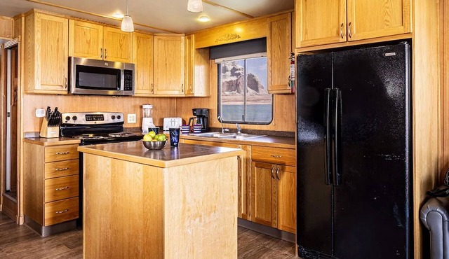 Drift, Dream, Discover: Your Houseboat Adventure Awaits!