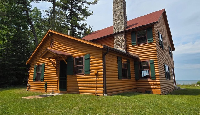 Drummond Island Hotel & Vacation Homes - Lakeside Lodge