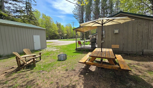 Drummond Island Hotel & Vacation Homes - Heardy's Yada Yada