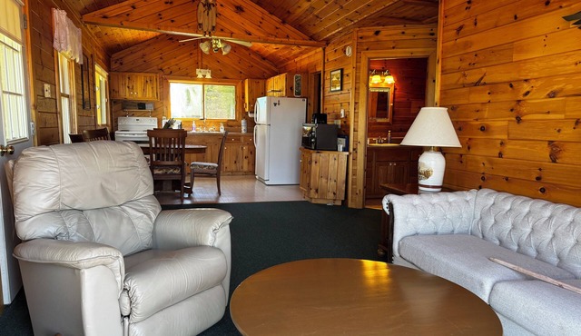 Drummond Island Hotel & Vacation Homes - Kaye's Little Cabin