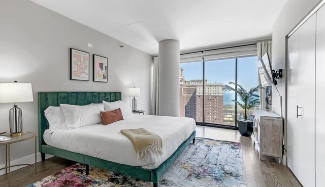 Dtown Penthouse 11+Parking, Gym, Pvt Patio