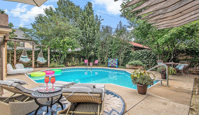 Dundee Gem, heated salt water pool, holiday décor in Omaha