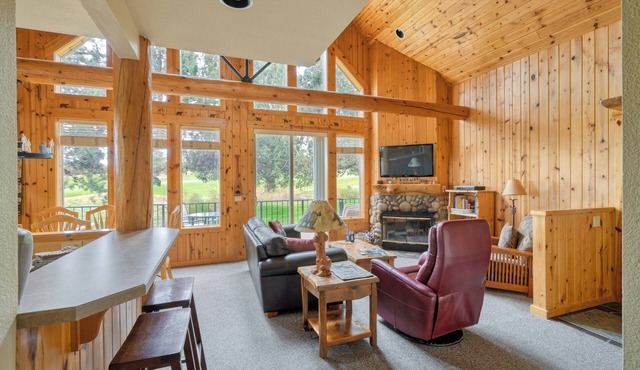 Eagle Crest, Cozy 3-bedroom cabin with Hot Tub and Dog Friendly