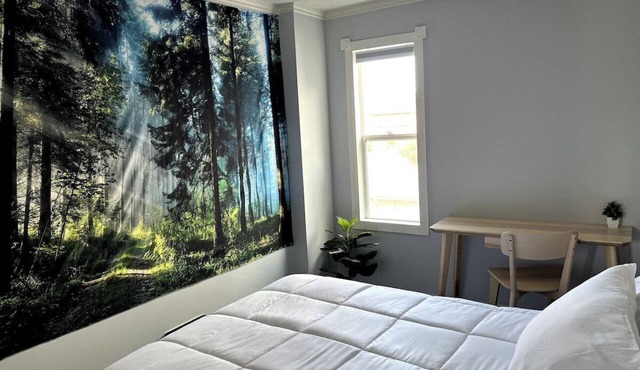 Eagle - Private Bedroom near Downtown and 17th Av in Calgary