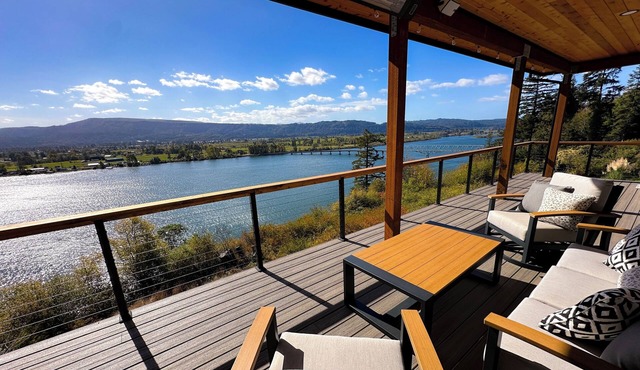 Eagles View Waterfront Luxury Retreat W/Outdoor Tub. On Columbia River Cathlamet