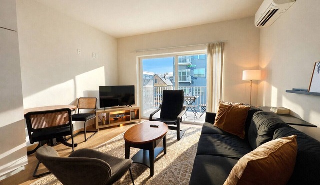 East Side Studio Apt - Near Brady St and Fiserv with Balcony