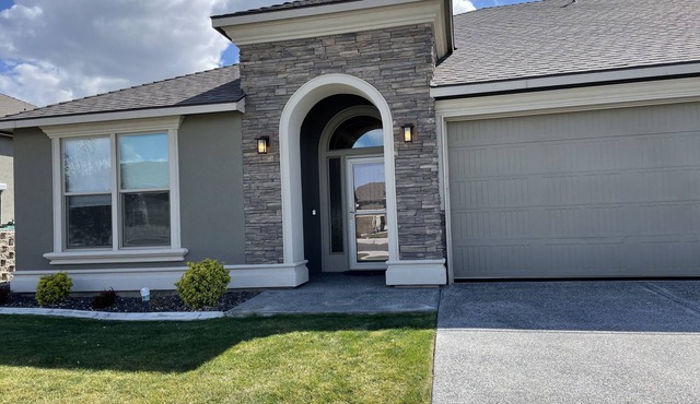 Easy access to I82. Almost new, spotless and spacious close to Trac and Richland