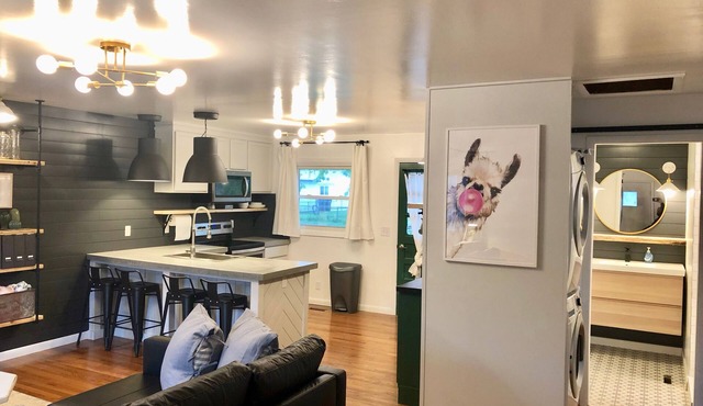 Easy Self Check-In for Centrally Located Home - Stay at the Little Llama House! in Lincoln